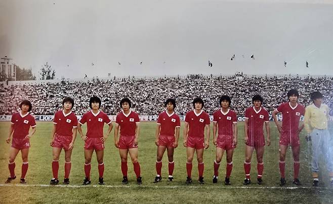 1980년대 중반 대통령배 국제축구대회 경기에서 최순호(오른쪽에서 두 번째)와 함께 선발로 나선 이태호(오른쪽에서 다섯 번째).이태호 제공