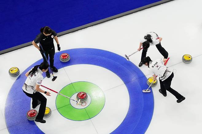 [코르티나담페초=AP/뉴시스] 한국 여자 컬링 대표팀(경기도청)이 15일(현지 시간) 이탈리아 코르티나담페초의 코르티나 컬링 올림픽 스타디움에서 열린 2026 밀라노·코르티나 동계올림픽 컬링 라운드로빈 5차전 일본과 경기하고 있다. 한국이 7-5로 승리해 3승2패를 기록했다.  2026.02.16.