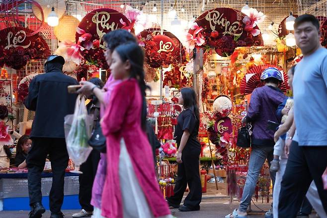 15일 베트남 하노이 항루옥 설 전통 시장 풍경