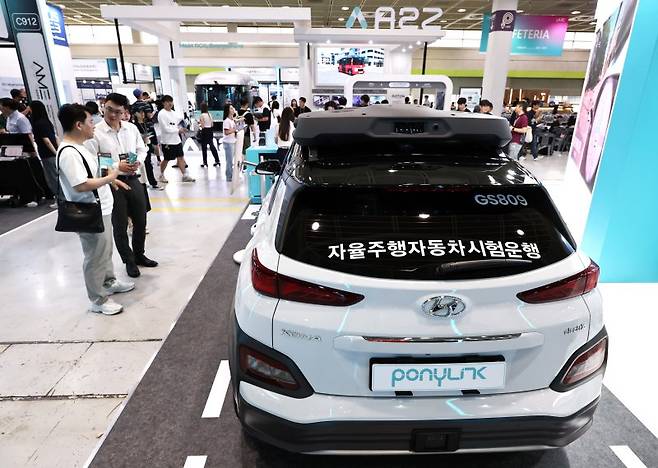 지난해 7월 서울 강남구 코엑스에서 열린 '2025 자율주행모빌리티산업전(AME 2025)'에서 관람객들이 자율주행차를 살펴보고 있다. 사진=뉴스1