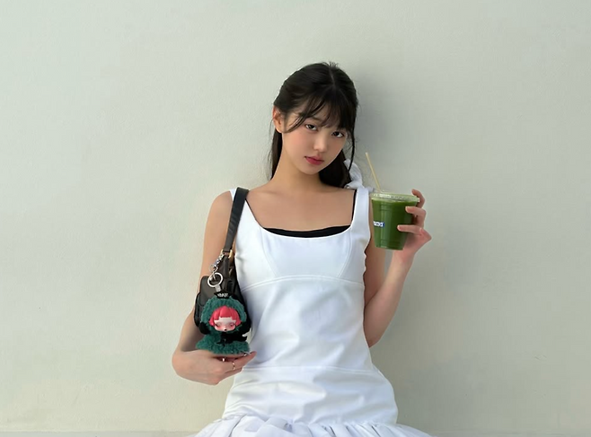 걸그룹 아이브 멤버 장원영이 '스컬판다' 키링이 달린 가방을 메고 음료를 마시고 있다. 아이브 장원영 인스타그램