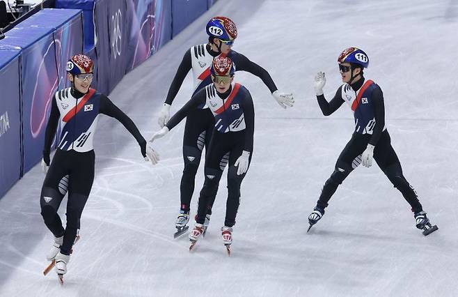 16일(현지시간) 이탈리아 밀라노 아이스스케이팅 아레나에서 열린 2026 밀라노-코르티나담페초 동계올림픽 쇼트트랙 남자 5000m 계주 준결승에서 임종언, 신동민, 이정민, 이준서가 결승에 진출한 뒤 기뻐하고 있다. 연합뉴스