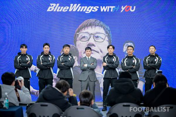 이정효 수원삼성 감독 등 코칭스태프.. 왼쪽 끝이 박원교 분석코치. 서형권 기자