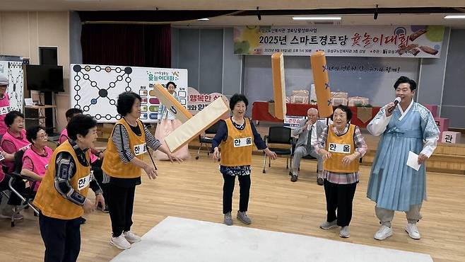 ‘경로당 대항 특별 프로그램’ 때는 경로당별로 단체 유니폼을 맞춰 입고 응원전을 펼치는 등 강한 결속력을 보여주기도 한다. 유성구노인복지관 제공