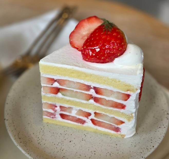 서울 사당역 근처 카페 ‘오우아’의 딸기 케이크. 모든 과일 케이크의 맛이 좋아서 기회가 될 때 종종 즐긴다.