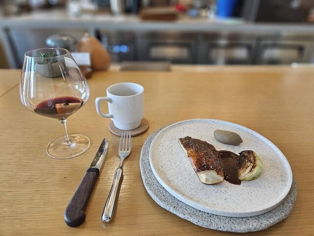 피노누아 와인 한잔과 아위버섯 구이. 천호성 기자