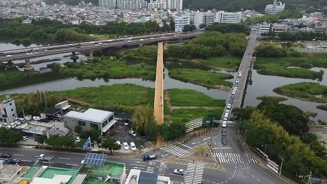 2023년 국가유산청이 찍은 울산 신삼호교(왼쪽부터), 옛 삼호교, 삼호교. 옛 삼호교는 보행자만, 삼호교는 자동차만 오가는 다리다. 국가유산청 누리집