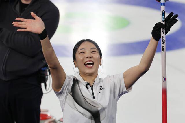 15일 이탈리아 코르티나담페초 컬링 올림픽 스타디움에서 열린 2026 밀라노ㆍ코르티나담페초 동계올림픽 컬링 여자 라운드 로빈 한국과 일본의 경기에서 한국 대표팀 김민지가 7대5로 이긴 뒤 기뻐하며 관중에 손을 흔들고 있다. 코르티나담페초=연합뉴스