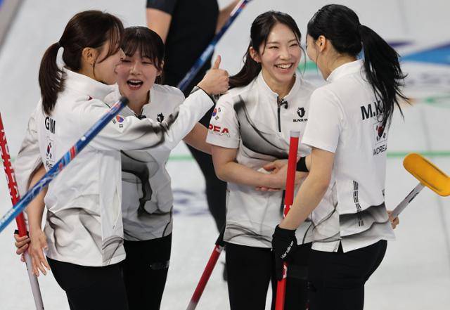 15일 이탈리아 코르티나담페초 컬링 올림픽 스타디움에서 열린 2026 밀라노ㆍ코르티나담페초 동계올림픽 컬링 여자 라운드 로빈 한국과 일본의 경기에서 한국 대표팀이 이긴 뒤 기뻐하고 있다. 코르티나담페초=연합뉴스