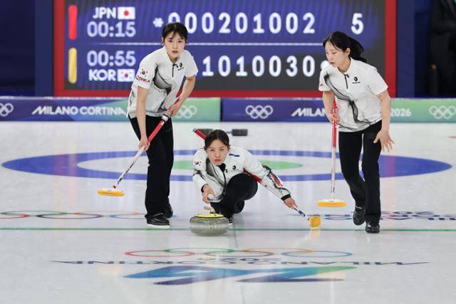 15일 이탈리아 코르티나담페초 컬링 올림픽 스타디움에서 열린 2026 밀라노ㆍ코르티나담페초 동계올림픽 컬링 여자 라운드 로빈 한국과 일본의 경기에서 한국 스킵 김은지가 10엔드 마지막 스톤을 투구하고 있다. 코르티나담페초=연합뉴스