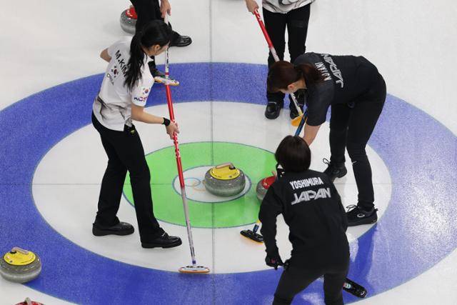 15일 이탈리아 코르티나담페초 컬링 올림픽 스타디움에서 열린 2026 밀라노ㆍ코르티나담페초 동계올림픽 컬링 여자 라운드 로빈 한국과 일본의 경기에서 한국 스톤이 버튼 정중앙 근처로 향하고 있다. 코르티나담페초=연합뉴스