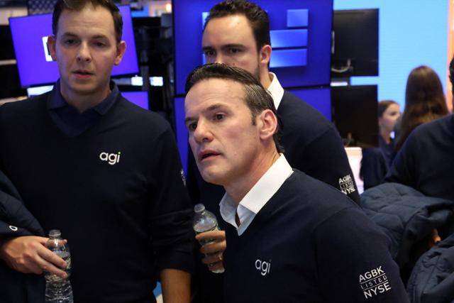 브라질 핀테크 AGI의 창립자이자 회장인 마르치아노 테스타가 11일(현지시간) 미국 뉴욕증권거래소(NYSE)에서 열린 회사 IPO에 참석하고 있다. 뉴욕=로이터 연합뉴스