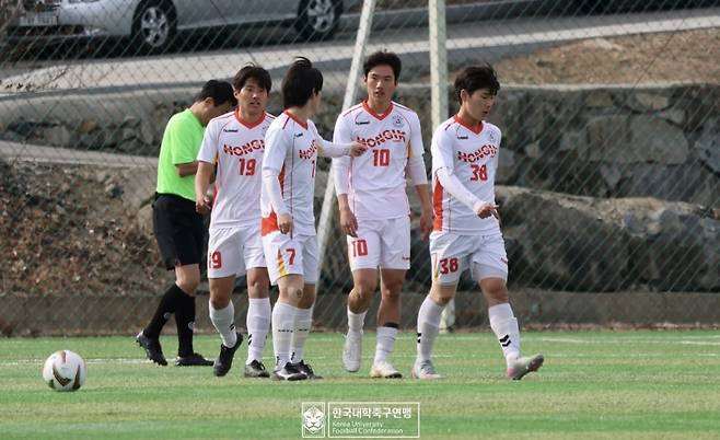홍익대 유정찬(38번)과 김예찬(19번). 사진=대학축구연맹