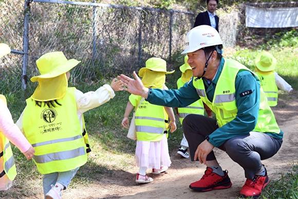 장준용 동래구청장이 지역 내 안전점검을 실시하고 아이들과 소통하고 있다. [사진=부산광역시 동래구]