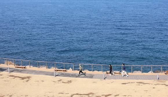 설 연휴인 둘째 날인 15일 제주시 용담동 해안도로에서 제주도민들이 조깅하며 따뜻한 날씨를 즐기고 있다. 2026.2.15 [사진=연합뉴스]