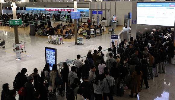 지닌해 연휴 인천국제공항 제1여객터미널 출국장에서 승객들이 탑승 수속을 위해 줄을 서고 있다. [사진=연합뉴스]