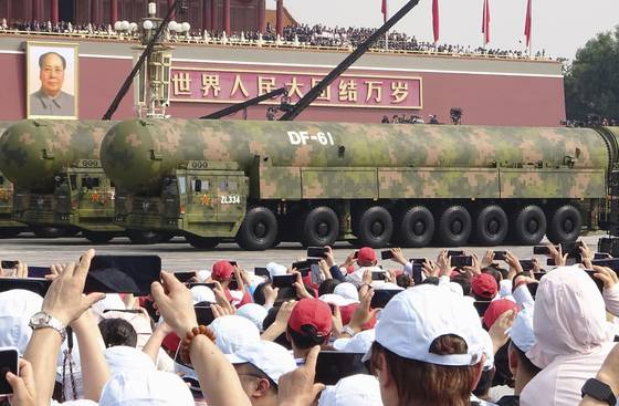 지난해 9월3일 중국 베이징 톈안먼광장에서 열린 전승절 80주년 기념 대규모 열병식에 대륙간탄도미사일(ICBM) '둥펑(東風·DF)-61'이 모습을 드러냈다. 연합뉴스