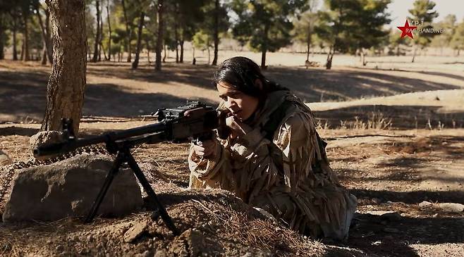 시리아 쿠르드 여성수비대(YPJ)는 최근 시리아 임시정부의 무장해제 요구를 거부하고 일전을 각오하고 있다. 사진 YPJ미디어센터 유튜브 캡처