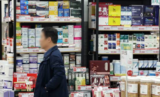 건강식품은 무료체험 등으로 구매를 유도한 뒤 이후 청약철회를 거부해 생기는 분쟁이 많다. 서울의 한 대형마트 건강식품 매장 모습. 뉴스1