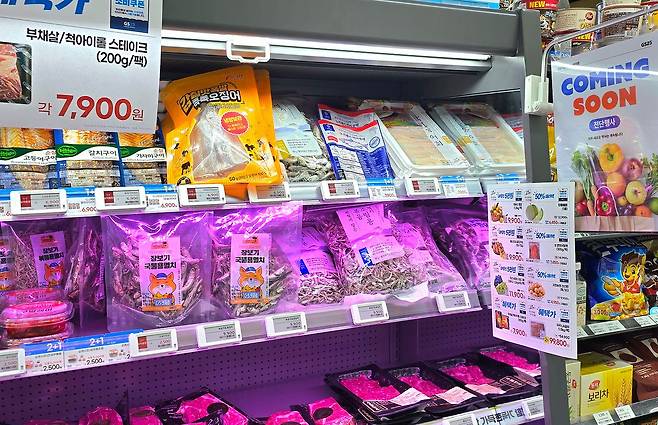 서울 서초구에 위치한 GS25 신선식품 특화매장에 건어물이 진열돼있다. 노유림 기자