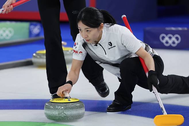 한국컬링 김민지가 투구하고 있다. 연합뉴스