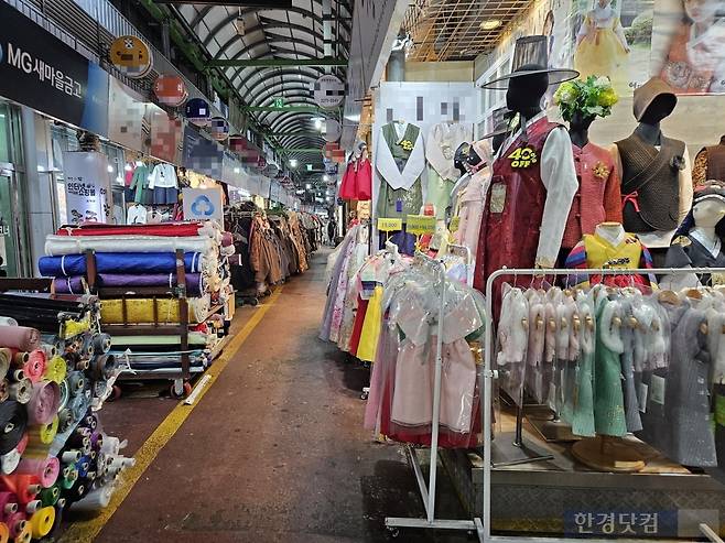 지난 11일 오후 서울 종로구 예지동 광장시장 내 한복거리에 어린이 한복이 나와있다. /사진=박수빈 기자