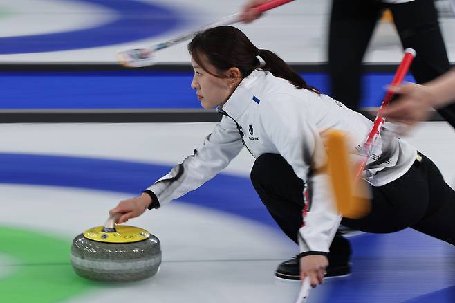 15일(현지시간) 이탈리아 코르티나담페초 컬링 올림픽 스타디움에서 열린 2026 밀라노ㆍ코르티나담페초 동계올림픽 컬링 여자 라운드로빈 한국과 일본의 경기에서 한국 김민지가 투구하고 있다. 연합뉴스