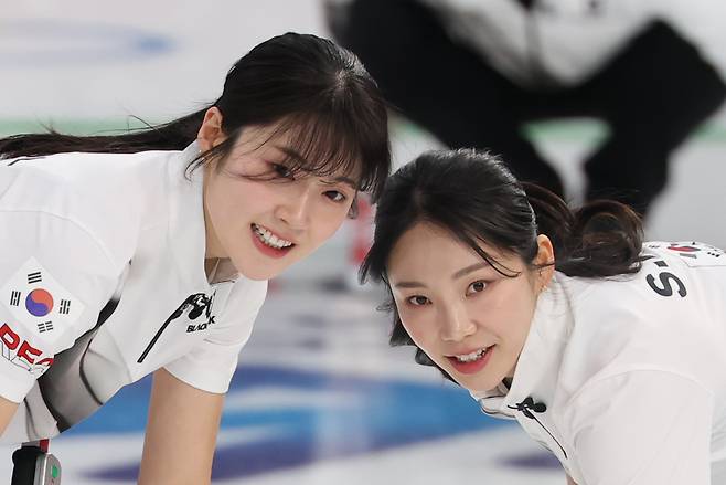 15일(현지시간) 이탈리아 코르티나담페초 컬링 올림픽 스타디움에서 열린 2026 밀라노ㆍ코르티나담페초 동계올림픽 컬링 여자 라운드로빈 한국과 일본의 경기에서 한국 대표팀 설예은과 김수지가 4엔드 마지막 스톤 투구 때 밝은 표정으로 스위핑하고 있다. 연합뉴스