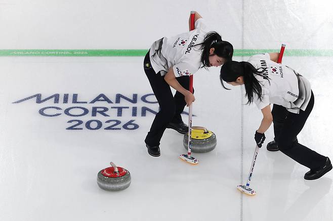 15일(현지시간) 이탈리아 코르티나담페초 컬링 올림픽 스타디움에서 열린 2026 밀라노ㆍ코르티나담페초 동계올림픽 컬링 여자 라운드로빈 한국과 일본의 경기에서 한국 설예은과 김민지가 스위핑하고 있다. 연합뉴스