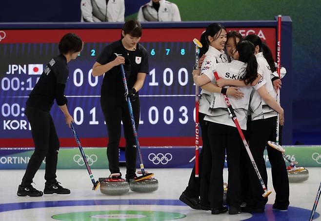 15일(현지시간) 이탈리아 코르티나담페초 컬링 올림픽 스타디움에서 열린 2026 밀라노ㆍ코르티나담페초 동계올림픽 컬링 여자 라운드로빈 한국과 일본의 경기에서 한국 선수들이 승리 후 기뻐하고 있다. 로이터|연합뉴스