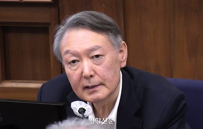 윤석열 전 대통령이 지난달 9일 서울 서초구 서울중앙지법에서 열린 내란 우두머리 혐의 사건 결심공판에서 발언하고 있다. 서울중앙지법 제공