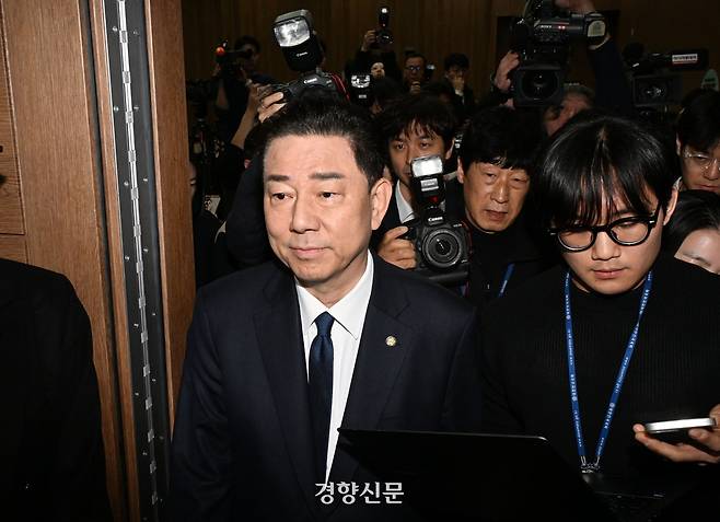김병기 무소속 의원(전 더불어민주당 원내대표)이 지난달 19일 국회 소통관에서 더불어민주당 윤리심판원의 제명 처분 결정 등에 관한 입장 표명 기자회견을 마치고 퇴장하고 있다. 권도현 기자