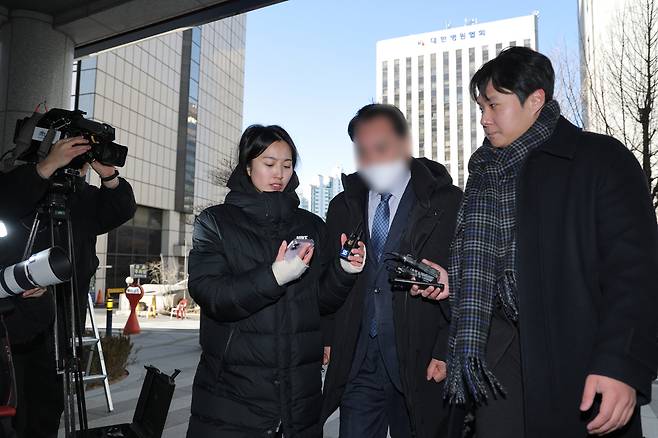 김병기 무소속 의원에게 ‘정치헌금’을 건넸다는 내용의 탄원서를 작성한 전직 동작구의원 전모씨가 지난달 8일 경찰 조사를 받기 위해 마포구 서울경찰청 공공범죄수사대에 피의자 신분으로 출석하고 있다. 연합뉴스