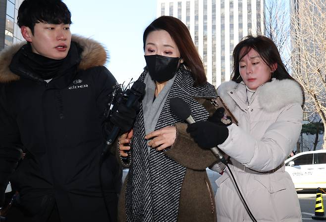 김병기 무소속 의원과 관련한 의혹에 연루된 이지희 동작구의회 부의장이 지난달 21일 서울 마포구 서울경찰청 공공범죄수사대에 정치자금법 위반 혐의로 조사를 받기 위해 출석하고 있다. 연합뉴스