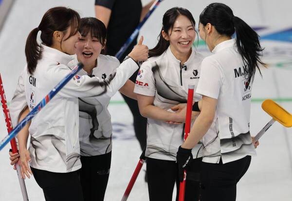 15일(현지시간) 이탈리아 코르티나담페초 컬링 올림픽 스타디움에서 열린 2026 밀라노·코르티나담페초 동계올림픽 컬링 여자 라운드로빈 한국과 일본의 경기에서 한국 대표팀이 이긴 뒤 기뻐하고 있다. 연합뉴스