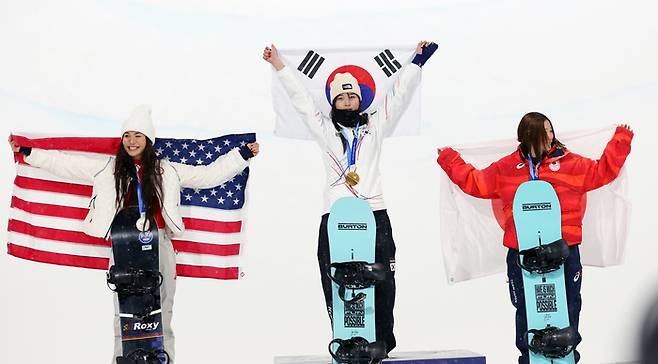 스노보드 하프파이프 최가온, 한국 설상 첫 금메달
    (리비뇨=연합뉴스) 신준희 기자 = 12일(현지시간) 이탈리아 리비뇨 스노파크에서 열린 2026 밀라노·코르티나담페초 동계 올림픽 스키 스노보드 여자 하프파이프 결선에서 90.25점을 획득해 금메달을 획득한 한국 최가온이 금메달을 목에 건 뒤 태극기를 들고 있다. 있다. 2026.2.13
    hama@yna.co.kr
(끝)


<저작권자(c) 연합뉴스, 무단 전재-재배포, AI 학습 및 활용 금지>
