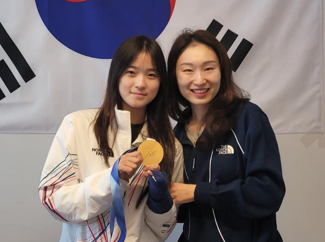 2026 밀라노·코르티나담페초 동계올림픽 스노보드 여자 하프파이프 금메달리스트 최가온(사진 왼쪽)이 15일(한국시간) 이탈리아 밀라노 올림픽 선수촌에서 쇼트트랙 간판 최민정을 만나 금메달을 보여주며 응원하고 있다. [대한체육회]