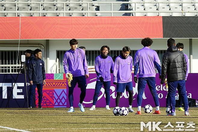 FC 서울전을 앞두고 최종 훈련 중인 김주성(사진 왼쪽). 사진=이근승 기자