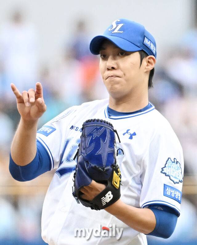 7일 오후 대구광역시 수성구 대구삼성라이온즈파크에서 진행된 '2025 프로야구 KBO리그 포스트시즌' 와일드카드 결정전 1차전 삼성라이온즈와 NC다이노스의 경기. 삼성 워태인이 선발등판해 사인을 주고 받고 있다./마이데일리