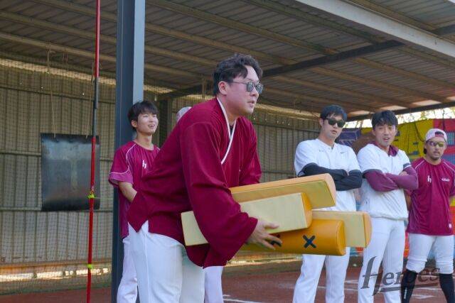 윷놀이를 즐기는 키움 선수들./키움 히어로즈