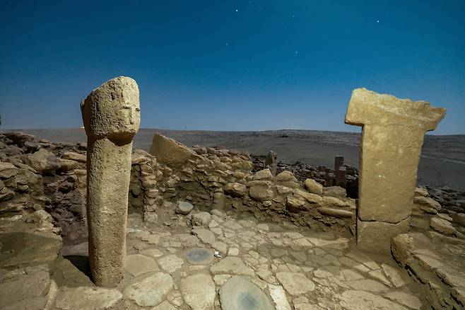 튀르키예 카라한테페에서 발견된 T자형 인면 조각 기둥