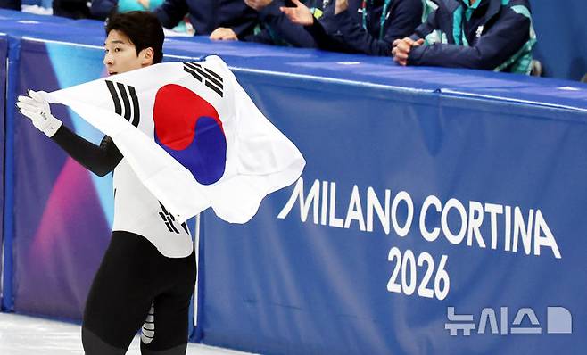 [밀라노=뉴시스] 박주성 기자 = 14일 (현지 시간) 이탈리아 밀라노 아이스 스케이팅 아레나 경기장에서 열린 2026 밀라노·코르티나담페초 동계올림픽 쇼트트랙 남자 1500m 결승에서 은메달을 획득한 황대헌이 태극기를 두르고 기뻐하고 있다. 2026.02.15. park7691@newsis.com