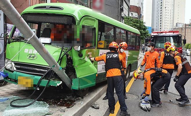 [부산=뉴시스] 마을버스가 전신주를 들이받은 사고 현장 모습. 사진은 기사와 직접적인 관련 없음. (사진=부산소방재난본부 제공).2026.02.16 *재판매 및 DB 금지