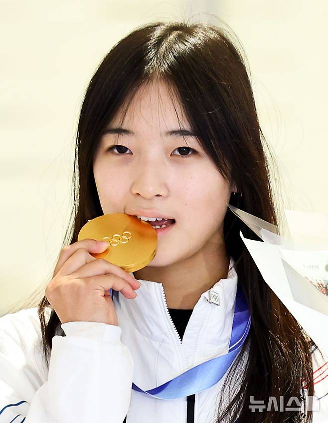 [인천공항=뉴시스] 최진석 기자 = 2026 밀라노·코르티나담페초 동계 올림픽 스노보드 여자 하프파이프 금메달을 획득한 최가온이 16일 인천국제공항 제2여객터미널을 통해 귀국하며 포즈를 취하고 있다. 최가온은 한국 설상 종목 1호 금메달리스트가 됐다. 이는 이번 대회에서 수확한 한국 선수단의 첫 금메달이다. 2026.02.16. myjs@newsis.com