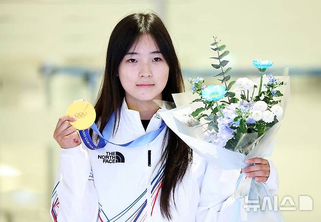 [인천공항=뉴시스] 최진석 기자 = 2026 밀라노·코르티나담페초 동계 올림픽 스노보드 여자 하프파이프 금메달을 획득한 최가온이 16일 인천국제공항 제2여객터미널을 통해 귀국하며 금메달을 들어 보이고 있다. 최가온은 한국 설상 종목 1호 금메달리스트가 됐다. 이는 이번 대회에서 수확한 한국 선수단의 첫 금메달이다. 2026.02.16. myjs@newsis.com