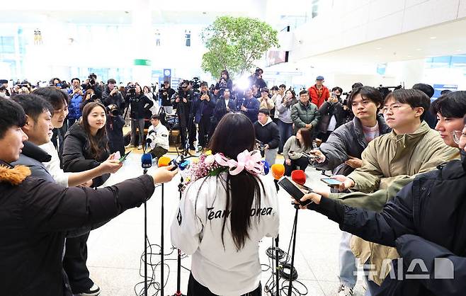 [인천공항=뉴시스] 최진석 기자 = 2026 밀라노·코르티나담페초 동계 올림픽 스노보드 여자 하프파이프 금메달을 획득한 최가온이 16일 인천국제공항 제2여객터미널을 통해 귀국해  인터뷰를 하고 있다. 최가온은 한국 설상 종목 1호 금메달리스트가 됐다. 이는 이번 대회에서 수확한 한국 선수단의 첫 금메달이다. 2026.02.16. myjs@newsis.com