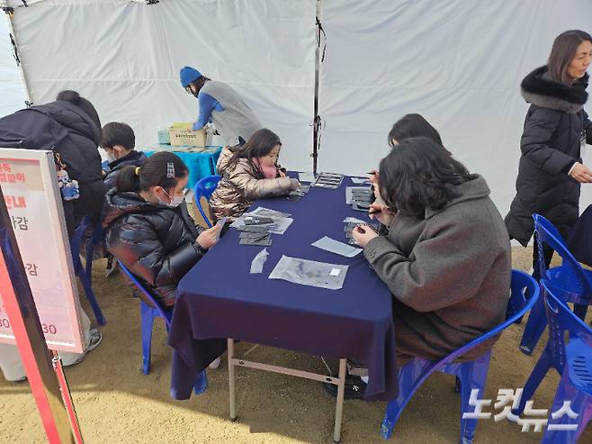 미니 자개 병풍 만들기 체험을 하고 있는 시민들. 이원석 기자