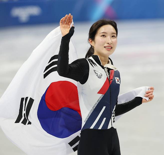 16일(현지 시각) 이탈리아 밀라노 아이스스케이팅 아레나에서 열린 2026 밀라노-코르티나담페초 동계올림픽 쇼트트랙 여자 1000m 결승에서 3위해 동메달을 따낸 김길리가 태극기를 들고 미소를 짓고 있다. 연합뉴스