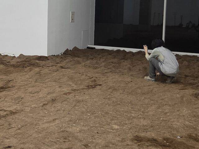 흙을 관리하고 있는 경작자의 모습.