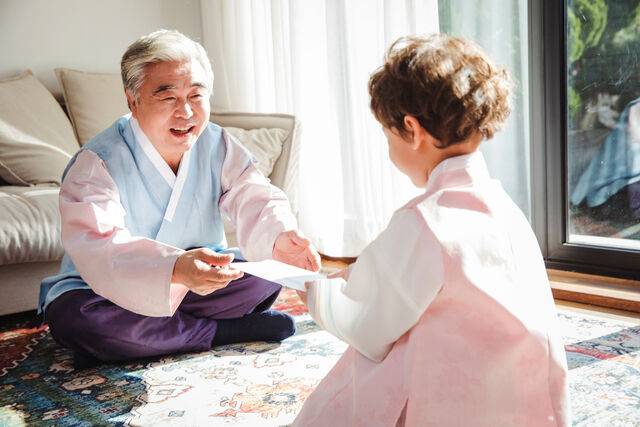 조선시대에는 세배 후 어른이 젊은이와 어린이를 위해 상을 차렸다. 현대의 세뱃돈 문화는 근대 이후 정착된 것으로 알려졌다. 클립아트코리아